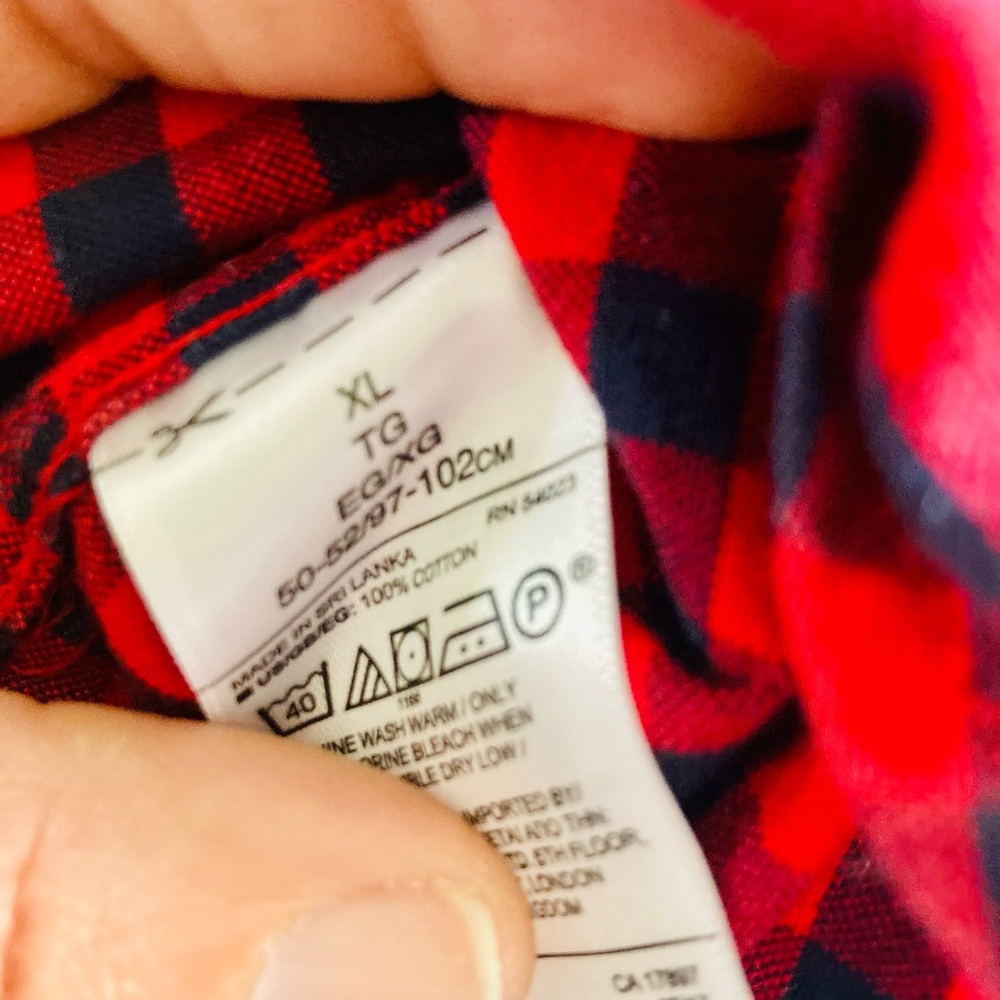 GAP Red and Black Plaid Men's Shirt - Picture 3 of 4